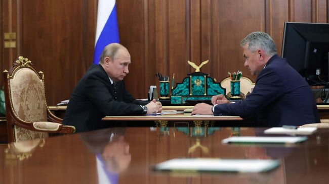 Президент РФ Владимир Путин и министр обороны РФ Сергей Шойгу во время встречи. 4 июля 2019 Президент РФ Владимир Путин и министр обороны РФ Сергей Шойгу во время встречи. 4 июля 2019