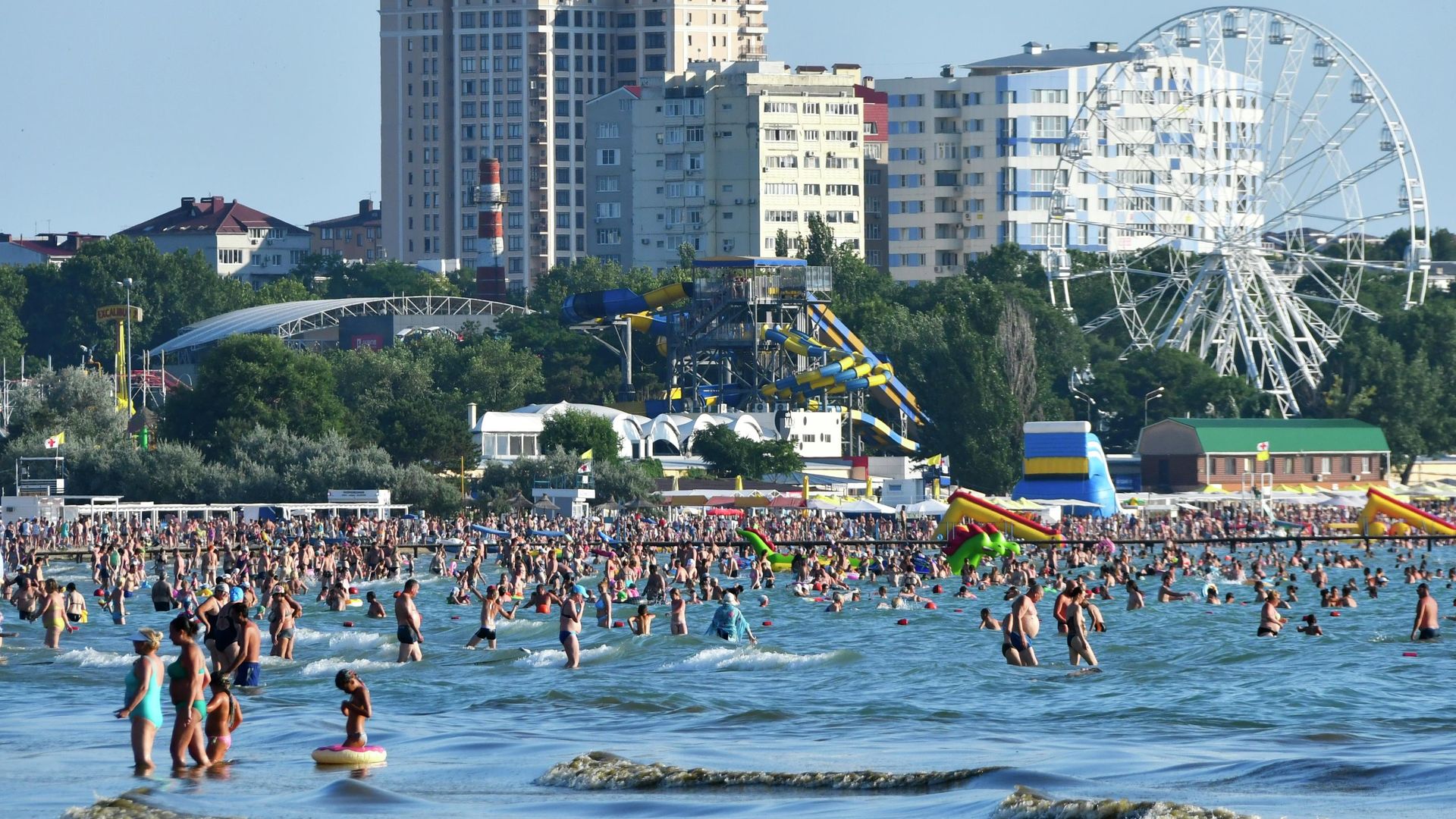 Отдыхающие на одном из пляжей курорта Анапа в Краснодарском крае Отдыхающие на одном из пляжей курорта Анапа в Краснодарском крае - РИА Новости, 1920, 18.04.2024