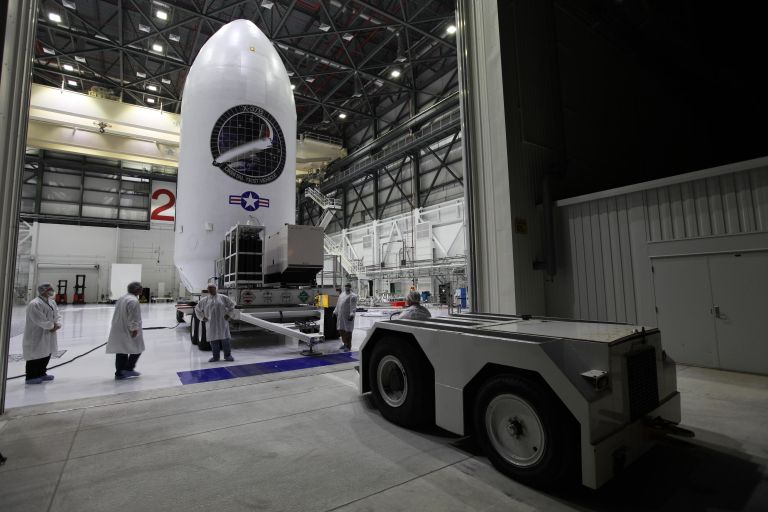 Американский космический беспилотник X-37B (OTV-5) во время подготовки к запуску