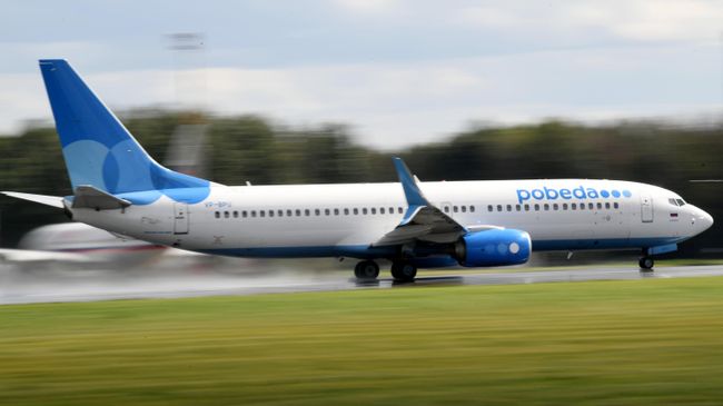 Cамолет Boeing 737-800 авиакомпании Pobeda на взлетно-посадочной полосе в аэропорту Внуково имени А. Н. Туполева Cамолет Boeing 737-800 авиакомпании Pobeda на взлетно-посадочной полосе в аэропорту Внуково имени А. Н. Туполева