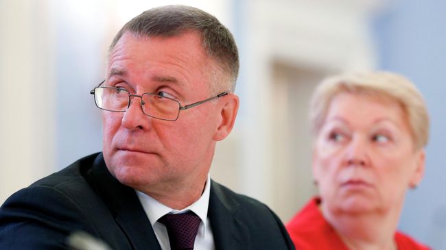 Министр РФ по делам гражданской обороны, чрезвычайным ситуациям и ликвидации последствий стихийных бедствий Евгений Зиничев перед началом заседания правительства РФ. 4 июля 2019 Министр РФ по делам гражданской обороны, чрезвычайным ситуациям и ликвидации последствий стихийных бедствий Евгений Зиничев перед началом заседания правительства РФ. 4 июля 2019