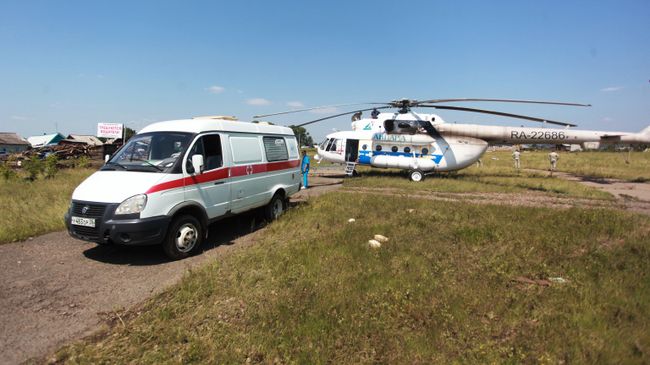 Вертолет Ми-8АМТ с медицинским модулем на борту и машина скорой помощи в Тулунском районе Иркутской области, где происходит ликвидация последствий паводка Вертолет Ми-8АМТ с медицинским модулем на борту и машина скорой помощи в Тулунском районе Иркутской области, где происходит ликвидация последствий паводка