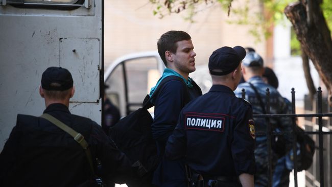 Футболист Александр Кокорин выходит из автозака Футболист Александр Кокорин выходит из автозака