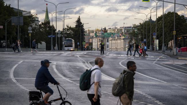 Пешеходы переходят улицу Волхонка в Москве Пешеходы переходят улицу Волхонка в Москве
