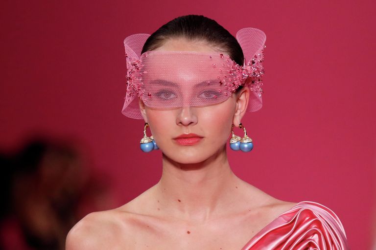 Модель на показе Georges Hobeika в рамках Недели высокой моды в Париже