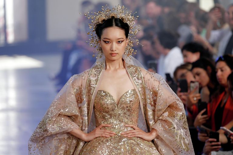 Модель на показе Elie Saab в рамках Недели высокой моды в Париже