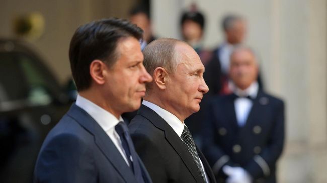 Президент РФ Владимир Путин и председатель Совета министров Италии Джузеппе Конте на церемонии официальной встречи у дворца Киджи в Риме. 4 июля 2019 Президент РФ Владимир Путин и председатель Совета министров Италии Джузеппе Конте на церемонии официальной встречи у дворца Киджи в Риме. 4 июля 2019