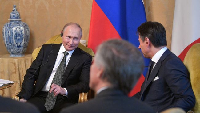 резидент РФ Владимир Путин и председатель Совета министров Италии Джузеппе Конте во время встречи во дворце Киджи в Риме. 4 июля 2019 резидент РФ Владимир Путин и председатель Совета министров Италии Джузеппе Конте во время встречи во дворце Киджи в Риме. 4 июля 2019