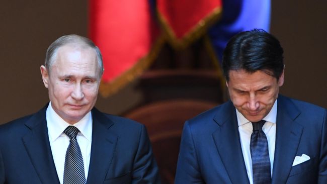 Президент России Владимир Путин и председатель Совета министров Италии Джузеппе Конте на пресс-конференции по итогам российско-итальянских переговоров во дворце Киджи в Риме. 4 июля 2019 Президент России Владимир Путин и председатель Совета министров Италии Джузеппе Конте на пресс-конференции по итогам российско-итальянских переговоров во дворце Киджи в Риме. 4 июля 2019
