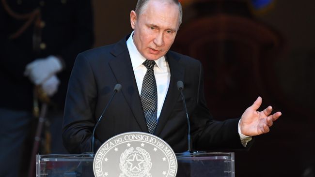 Президент РФ Владимир Путин на пресс-конференции по итогам российско-итальянских переговоров во дворце Киджи в Риме. 4 июля 2019. Президент РФ Владимир Путин на пресс-конференции по итогам российско-итальянских переговоров во дворце Киджи в Риме. 4 июля 2019.