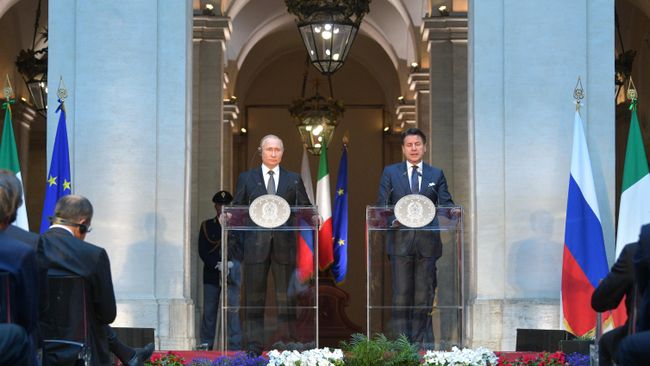 Президент РФ Владимир Путин и председатель Совета министров Италии Джузеппе Конте на пресс-конференции по итогам российско-итальянских переговоров во дворце Киджи в Риме. 4 июля 2019 Президент РФ Владимир Путин и председатель Совета министров Италии Джузеппе Конте на пресс-конференции по итогам российско-итальянских переговоров во дворце Киджи в Риме. 4 июля 2019