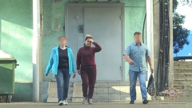 Задержана подозреваемая в хищении кассир Луиза Хайруллина. Съемка МВД Задержана подозреваемая в хищении кассир Луиза Хайруллина. Съемка МВД