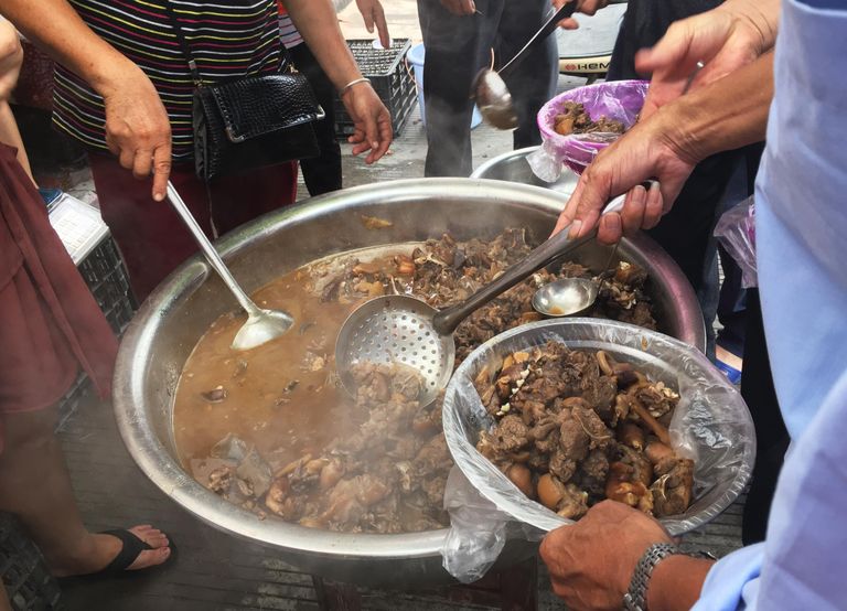 На фестивале собачьего мяса в городе Юйлинь, Китай На фестивале собачьего мяса в городе Юйлинь, Китай