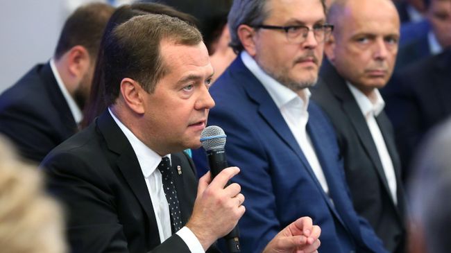 Председатель Единой России, председатель правительства РФ Дмитрий Медведев на пленарном заседании политической конференции Единой России. 5 июля 2019 Председатель Единой России, председатель правительства РФ Дмитрий Медведев на пленарном заседании политической конференции Единой России. 5 июля 2019
