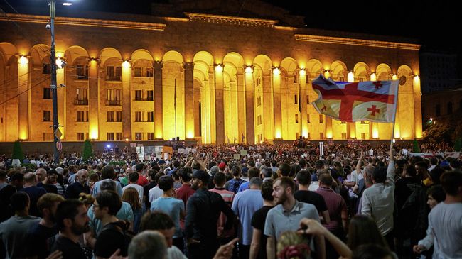 Участники акции протеста у здания парламента Грузии в Тбилиси Участники акции протеста у здания парламента Грузии в Тбилиси