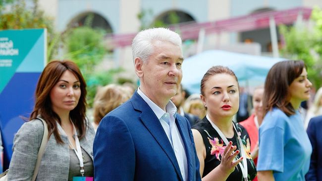 Мэр Москвы Сергей Собянин и директор форума Мой район Ирина Гордина-Невмержицкая на площадке мероприятия.