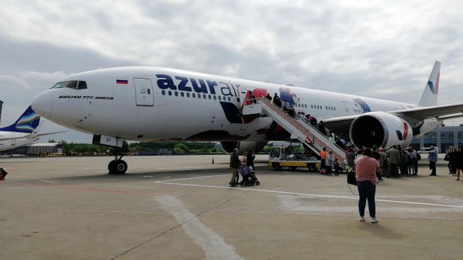 Самолет AZUR air Самолет AZUR air