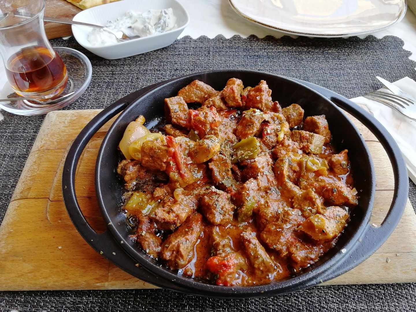 Мясо по-турецки — тушенное в собственном жире с овощами Мясо по-турецки — тушенное в собственном жире с овощами