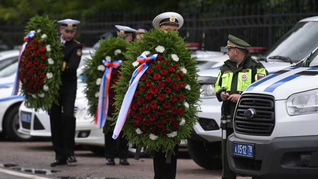 Люди у входа на Серафимовское кладбище в Санкт-Петербурге, где похоронят подводников, погибших на глубоководном аппарате в Баренцевом море Люди у входа на Серафимовское кладбище в Санкт-Петербурге, где похоронят подводников, погибших на глубоководном аппарате в Баренцевом море