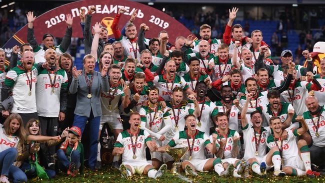 Игроки Локомотива  на церемонии награждения 