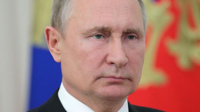 Владимир Путин во время обращения к строителям, добровольцам и жителям бамовских городов и посёлков по случаю 45-летия с начала строительства БАМа. 7 июля 2019 Владимир Путин во время обращения к строителям, добровольцам и жителям бамовских городов и посёлков по случаю 45-летия с начала строительства БАМа. 7 июля 2019