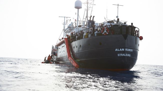 Cудно Алан Курди во время операции по спасению 65 человек с резиновой лодки в международных водах у побережья Ливии Cудно Алан Курди во время операции по спасению 65 человек с резиновой лодки в международных водах у побережья Ливии