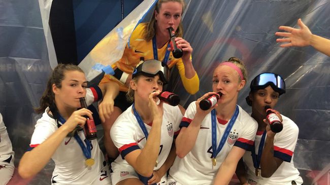 Футболистки сборной США после победы на чемпионате мира Футболистки сборной США после победы на чемпионате мира