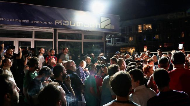 Акция протеста у здания телеканала Рустави-2 в Тбилиси, Грузия. 8 июля 2019
