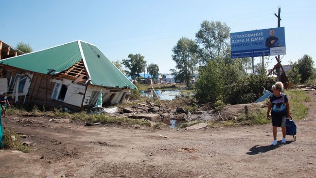 Женщина около разрушенного дома в городе Тулуне Иркутской области Женщина около разрушенного дома в городе Тулуне Иркутской области