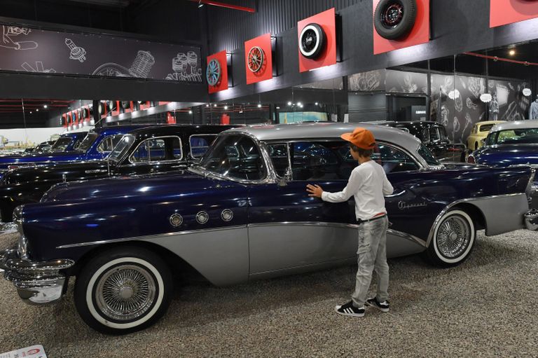 Посетитель возле автомобиля Buick Special (США) во время открытия самого большого в России автомузея Моторы Октября Посетитель возле автомобиля Buick Special (США) во время открытия самого большого в России автомузея Моторы Октября