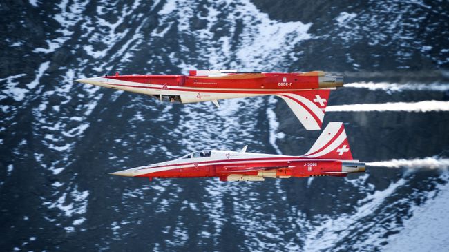 Выступление швейцарской пилотажной группы Patrouille Suisse Выступление швейцарской пилотажной группы Patrouille Suisse