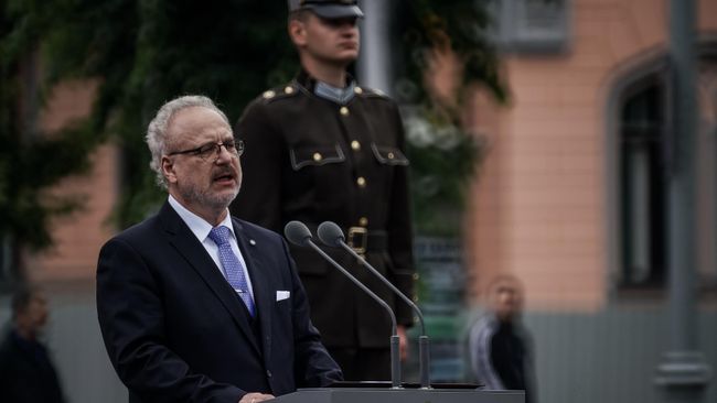 Президент Латвии Эгилс Левитс выступает перед жителями перед церемонией возложения цветов к памятнику Свободы в день своей инаугурации Президент Латвии Эгилс Левитс выступает перед жителями перед церемонией возложения цветов к памятнику Свободы в день своей инаугурации
