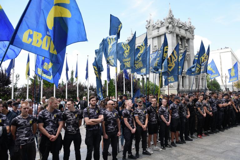 Сторонники партии Национальный корпус проводят акцию протеста у здания Администрации президента Украины против телемоста между российским каналом Россия 1 и украинским каналом NewsOne Сторонники партии Национальный корпус проводят акцию протеста у здания Администрации президента Украины против телемоста между российским каналом Россия 1 и украинским каналом NewsOne