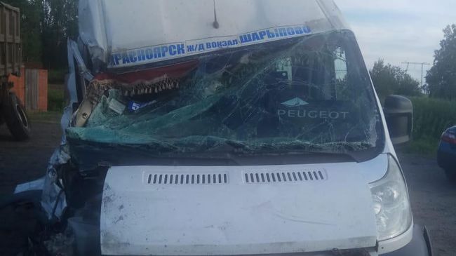 Микроавтобус, пострадавший в ДТП под Красноярском. 8 июля 2019 Микроавтобус, пострадавший в ДТП под Красноярском. 8 июля 2019