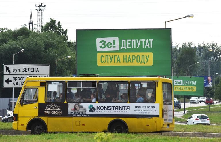 Агитационные плакаты партии Владимира Зеленского Слуга Народа на одной из улиц Львова Агитационные плакаты партии Владимира Зеленского Слуга Народа на одной из улиц Львова