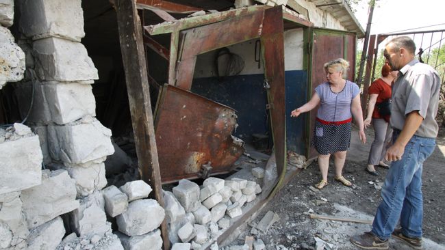 Жители Горловки у гаража, разрушенного вследствие обстрела. 8 июля 2019 Жители Горловки у гаража, разрушенного вследствие обстрела. 8 июля 2019