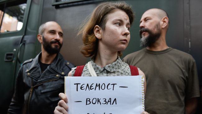 Участники акции протеста у офиса телеканала NewsOne против телемоста с российским каналом Россия 1 Участники акции протеста у офиса телеканала NewsOne против телемоста с российским каналом Россия 1