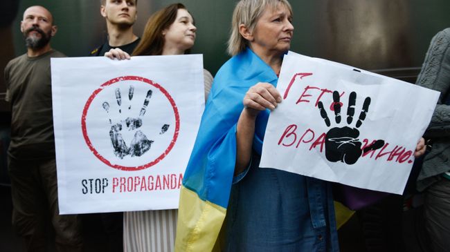 Участники акции протеста у офиса телеканала NewsOne против телемоста с российским каналом Россия 1 Участники акции протеста у офиса телеканала NewsOne против телемоста с российским каналом Россия 1