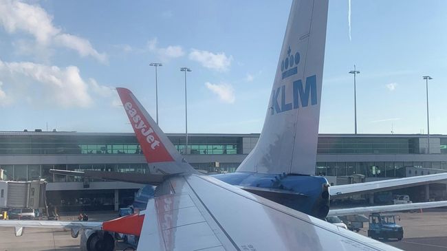 Самолеты авиакомпаний EasyJet и KLM после столкновения в аэропорту Амстердама. 9 июля 2019 Самолеты авиакомпаний EasyJet и KLM после столкновения в аэропорту Амстердама. 9 июля 2019