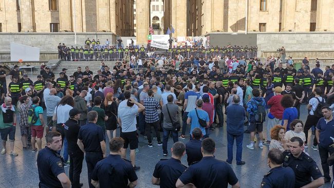 Участники акции протеста у здания парламента Грузии в Тбилиси Участники акции протеста у здания парламента Грузии в Тбилиси
