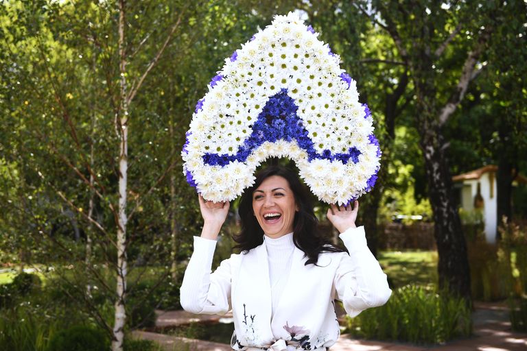 Девушка на VIII Московском Международном фестивале садов и цветов Moscow Flower Show в парке искусств Музеон Девушка на VIII Московском Международном фестивале садов и цветов Moscow Flower Show в парке искусств Музеон