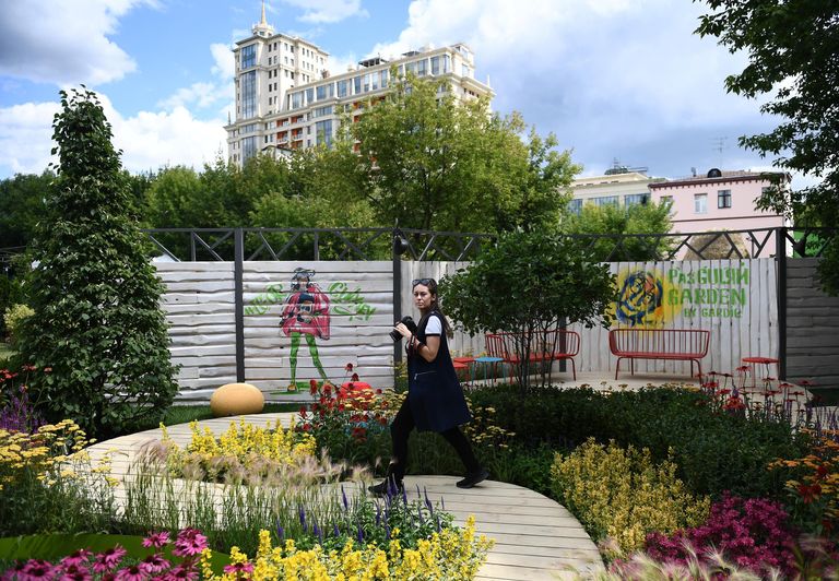 Девушка на VIII Московском Международном фестивале садов и цветов Moscow Flower Show в парке искусств Музеон Девушка на VIII Московском Международном фестивале садов и цветов Moscow Flower Show в парке искусств Музеон