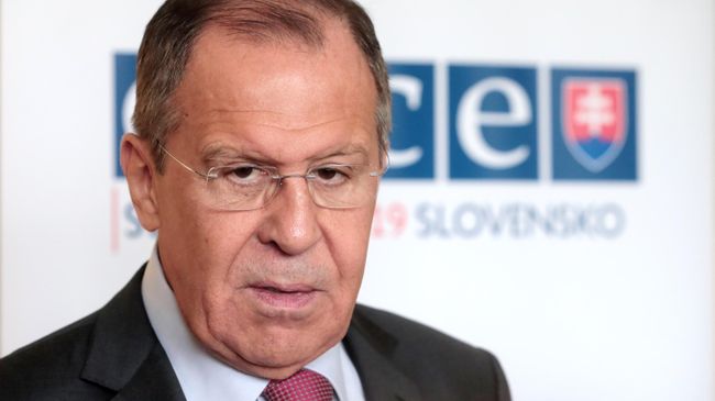 Министр иностранных дел России Сергей Лавров во время пресс-подхода по итогам участия в неформальной встрече глав МИД стран — участниц ОБСЕ. 9 июля 2019 Министр иностранных дел России Сергей Лавров во время пресс-подхода по итогам участия в неформальной встрече глав МИД стран — участниц ОБСЕ. 9 июля 2019