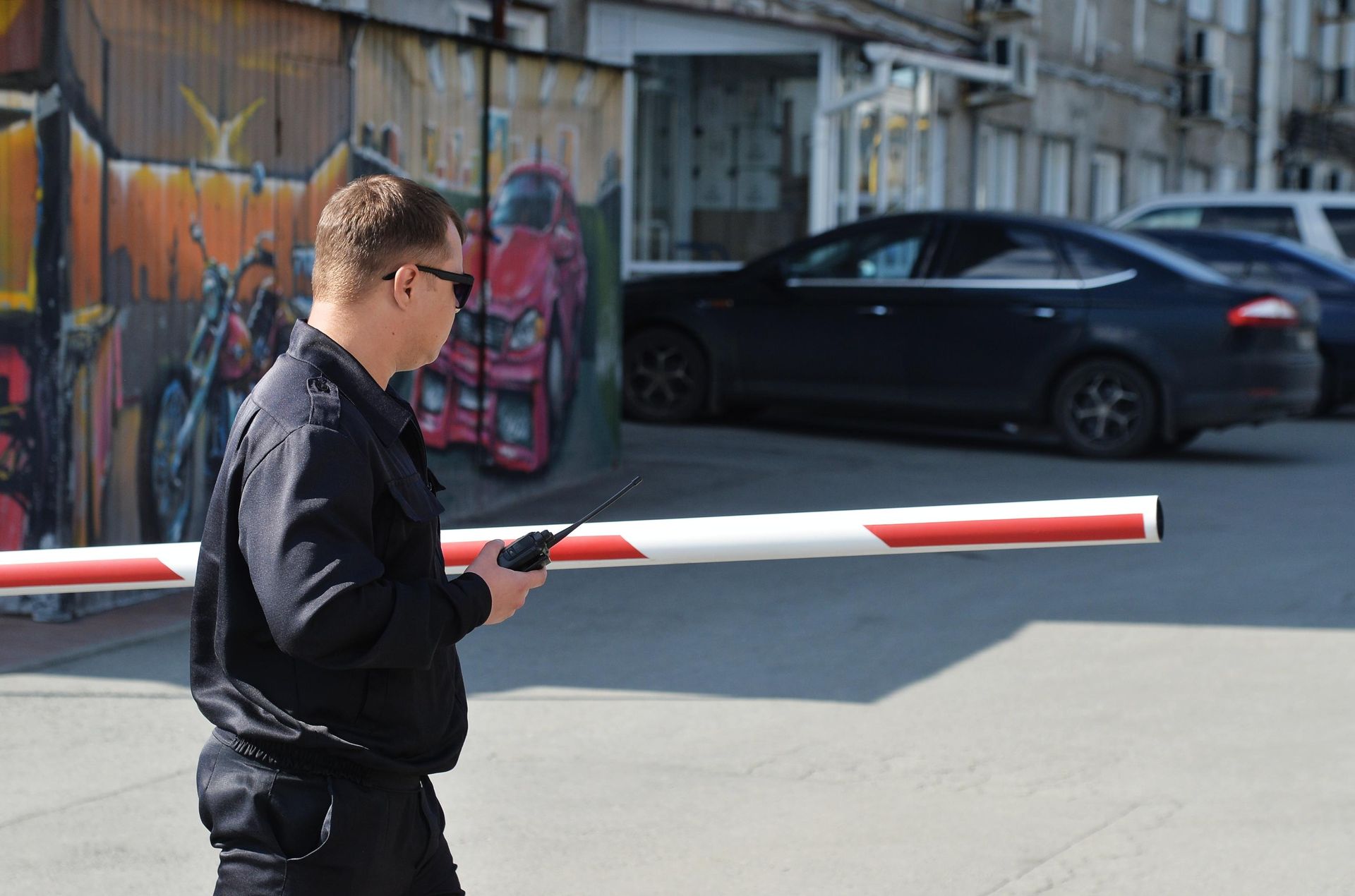 У здания на улице Рождественского в Челябинске, в котором расположен головной офис компании Красное & Белое. 9 июля 