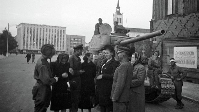 Жители беседуют с советскими танкистами, освободившими Таллин Жители беседуют с советскими танкистами, освободившими Таллин