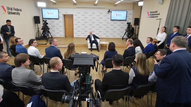 Президент РФ Владимир Путин на встрече со студентами и аспирантами во время посещения Уральского федерального университета
Президент РФ Владимир Путин на встрече со студентами и аспирантами во время посещения Уральского федерального университета