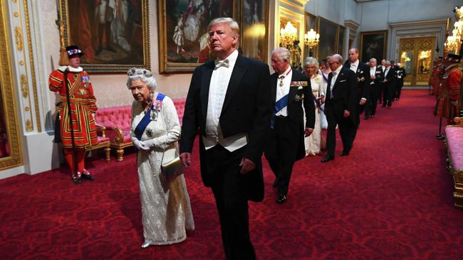 Королева Великобритании Елизавета II и президент США Дональд Трамп на торжественном приеме в Букингемском дворце в Лондоне. 3 июня 2019 года Королева Великобритании Елизавета II и президент США Дональд Трамп на торжественном приеме в Букингемском дворце в Лондоне. 3 июня 2019 года