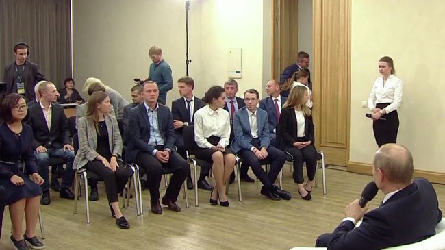 Студентка потеряла сознание на встрече с Путиным Студентка потеряла сознание на встрече с Путиным
