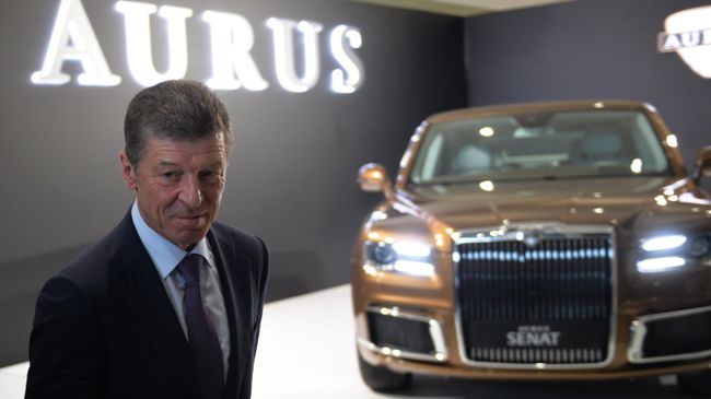 Заместитель председателя правительства РФ Дмитрий Козак у автомобиля Aurus Senat Заместитель председателя правительства РФ Дмитрий Козак у автомобиля Aurus Senat