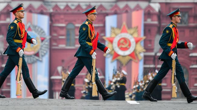 Военнослужащие почетного караула на военном параде на Красной площади Военнослужащие почетного караула на военном параде на Красной площади